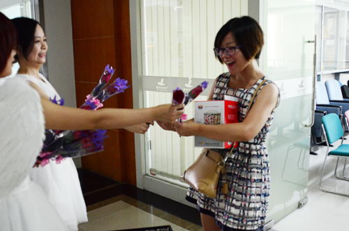 “天使”派發(fā)玫瑰