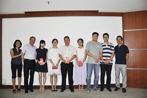 獲獎作者與領(lǐng)導(dǎo)合影