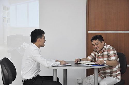 見客戶不要太嚴(yán)肅噢~說說笑，談?wù)勆? border=