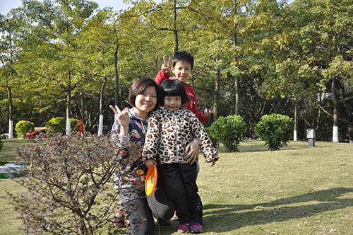 走過路過，不要錯過，剪刀手順利搶鏡