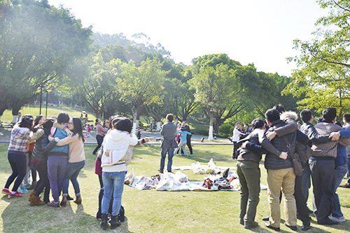 迅速抱團(tuán)，不能落單啊~~~