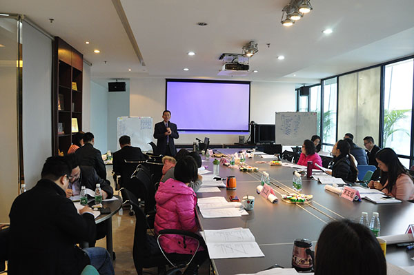 專家認(rèn)真指導(dǎo)