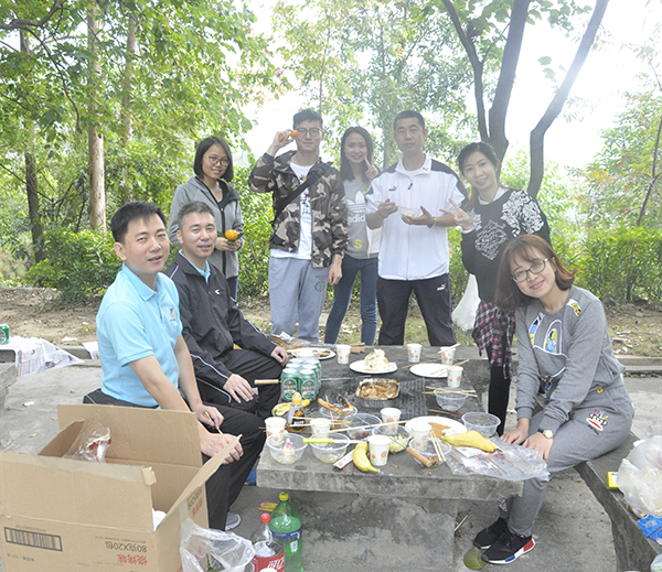 最先登頂團(tuán)隊(duì)！來，笑一個(gè)！