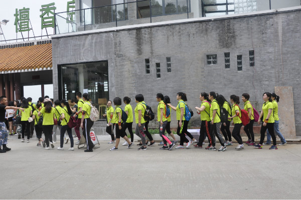 排好隊(duì)，準(zhǔn)備上船啦