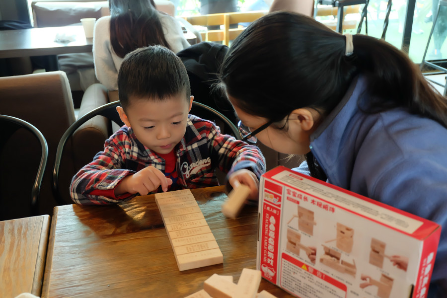 小朋友們好認(rèn)真哦