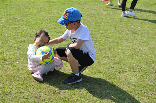 妹妹不哭，哥哥摸摸頭