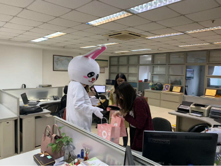 男團正在為我們的女神們派發(fā)禮物