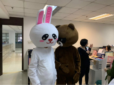 男團(tuán)們?cè)诟`竊私語說些啥呀