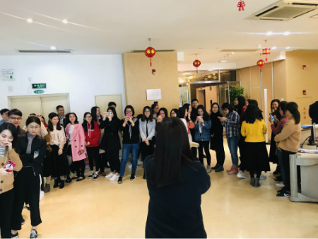 快點排隊?。〕楠勯_始啦