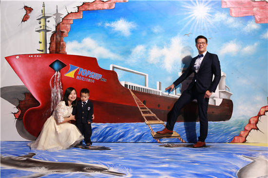 有愛(ài)的一家三口